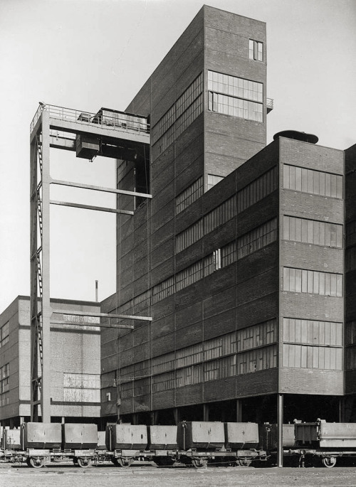 Gustav shaft, Adolf von Hansemann mines, Dortmund photo by Albert Renger-Patzsch, 1940