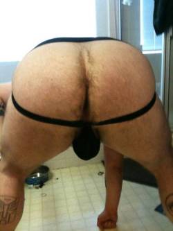 superbears:  imshaych:  FRANKIEBEAR’s SCRUMPTIOUS ASS!!!  I’m sure that crack and hole smell good and taste great.. Love to Breed.  