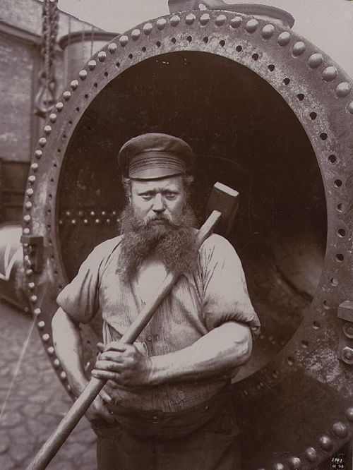 trappersandwoodsmen:  okay, not a trapper or woodsman, but that beard and those arms… omg.