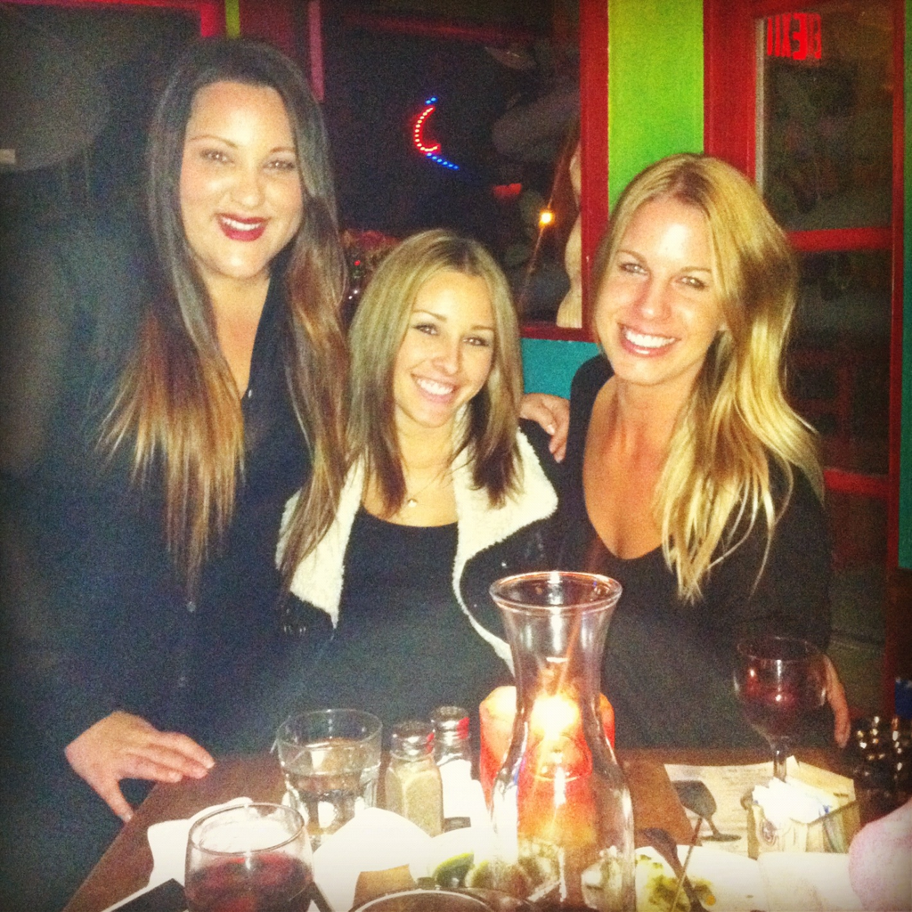 anibikinis:  Best buds  Beautiful girls!!