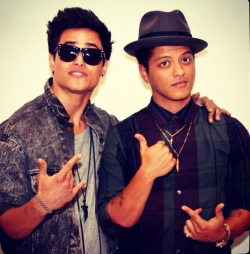 omg-brunomars:  The dude beside Bruno though *________* This is just an all around sexy picture 