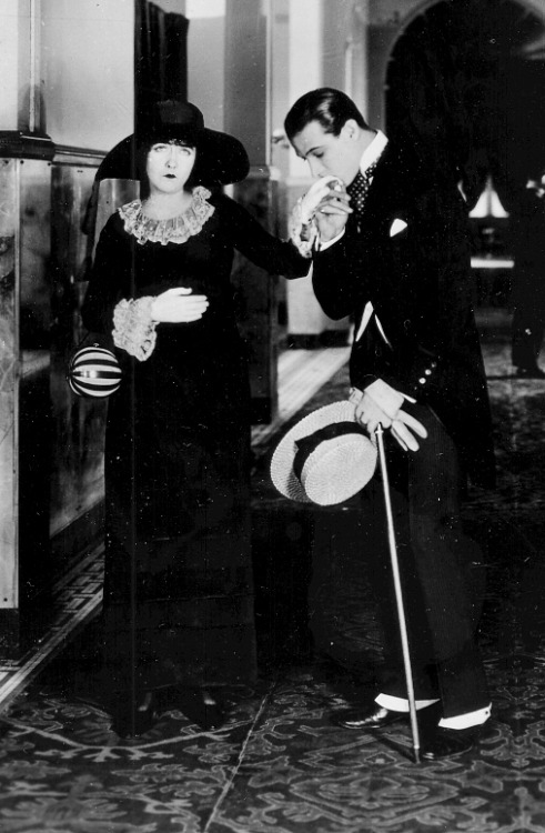 maudelynn:Dorothy Gish & Rudolph Valentino in Nobody Home c.1919, filmed at Castle Green in Pa