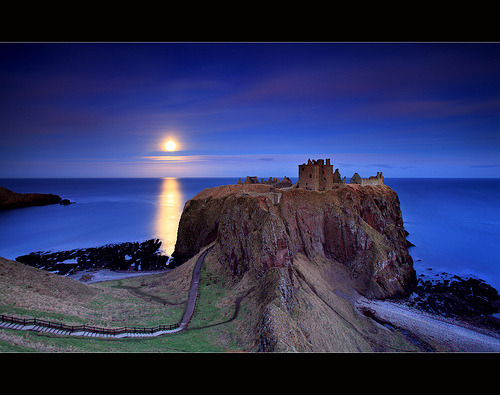ghostoflectricity:  Moonrise Dunnottar Castle (by angus clyne) 