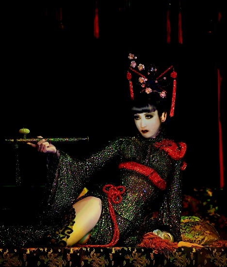 arcanacastrum:  Mana better than Dita von Teese in Opium Den Show ^_^