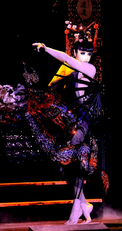 arcanacastrum:  Mana better than Dita von Teese in Opium Den Show ^_^