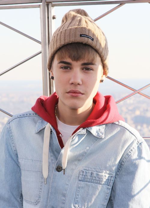 w-a-v-e:  n-oir:  escaype:  i dont like you but i like this photo so idc  biebs how do you look so p