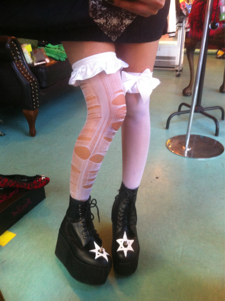 riria-nudenrude:  my leg! 