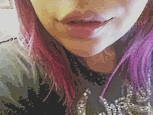 Me gusta como se ven mis labios y ya :3