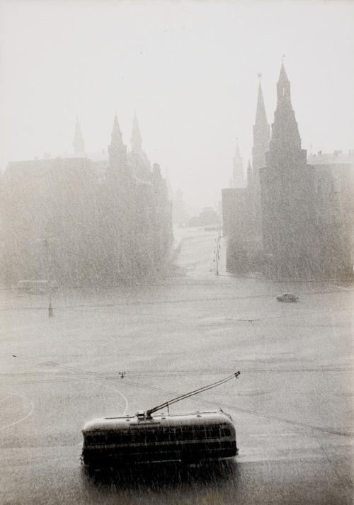 luzfosca:  Lisa Larsen Tram passing the Kremlin on a rainy day, Moscow, 1956 