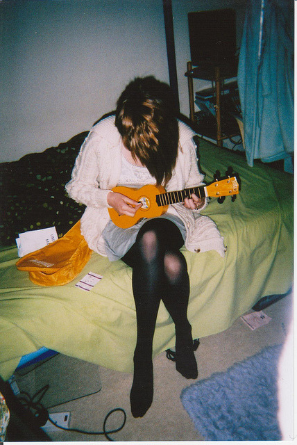 w0lfwhiskers:  ukulele by ismellsmoke on Flickr. 