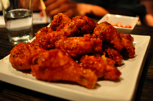 yeahwemajor:  THESE HOT WINGS ARE NOOOOO JOKE… NOT EVEN MILK OR WATER CAN HELP YOU TRUST ME  Note to self: Atomic wings…my mouth hates you right now! I only ate one…but it was filled with that damn Atomic Sauce! My entire mouth is still