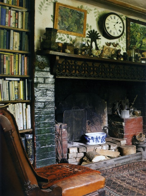 naraht: thisivyhouse: A Bloomsbury inspired cottage rich with artful handiwork and secondhand f