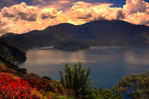 fuckingmeshugenah:Lago Coatepeque, El Salvador