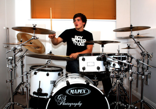 Les presentamos a Josh Devine el baterista de One Direction .