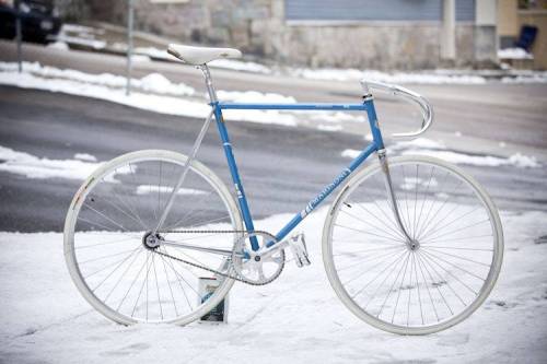 kneeyoncebowls:  freewheelproject:  Marinoni pista  Damn girl