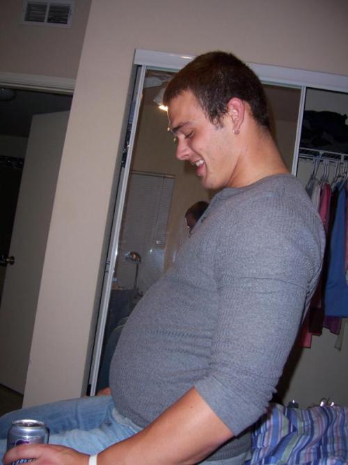 bellyhunks2:  Probably my favorite kind of belly. College bro who unknowingly packed on a beer gut and doesn’t mind. 