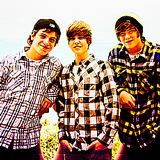 myperfect-dreams:   JUSTIN AND HIS BEST FRIENDS.  Por favor Justin,nao troque o Chaz,pela