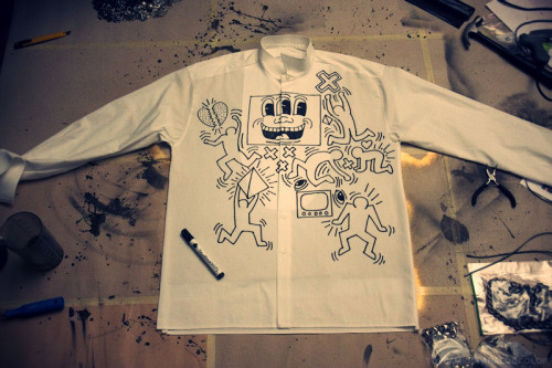 DIY Keith Haring Inspired Shirt Using Textile Pens. What&rsquo;s old is new again - I love Keith Har
