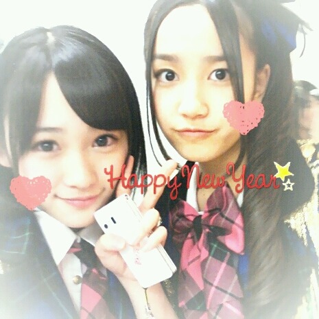 akibeya:  (AKB48 部屋っ子 - Google - AKB48 川栄李奈 あけおめ(*^^*) ２０１２年だぁぁ★ みなさん今年もよろしくね＼(^o^)／から) 川栄李奈　加藤玲奈