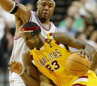  anyone else think that bron looked kinda like mf doom w/ the mask on? :)