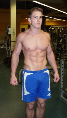guys-with-bulges:  Scott Herman bulging in his famous blue shorts.