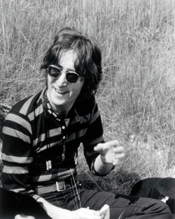 hemptemples:  john lennon enjoys a sugar