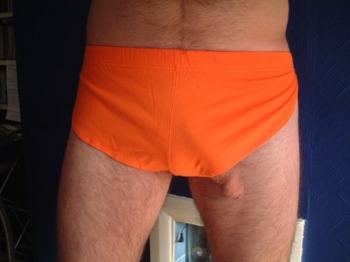 peek-a-boo-manmeat:  Orange shorts