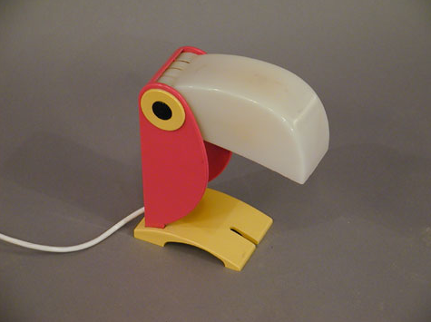 Parrot desk lamp
Italy,1960
source: http://www.retromoderndesign.com