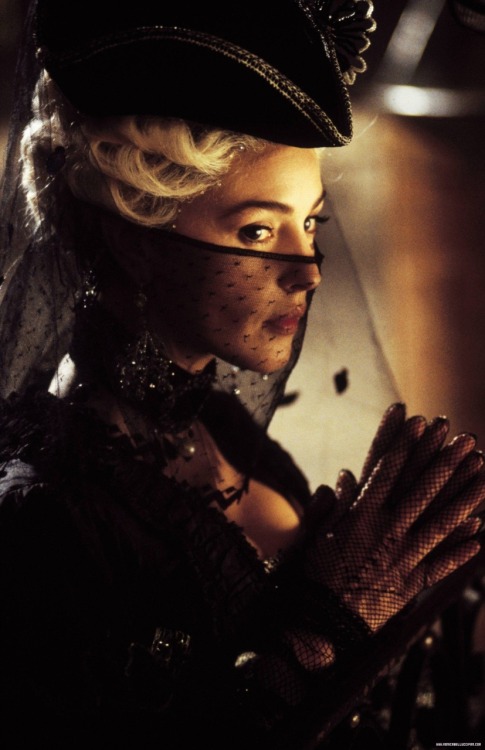 athousandlayersoftulle:The Brotherhood of the Wolf - Monica Bellucci as Sylvia