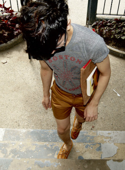 osbumlets:  Short shorts, boat shoes.