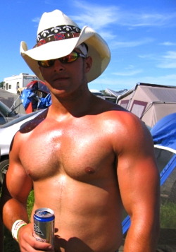 brohunter:  mysouthernskies:  Cowboy  wow.