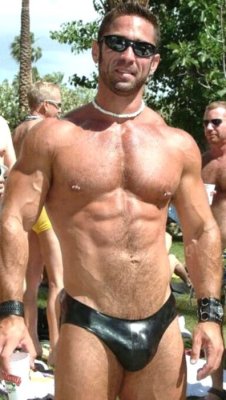 rubbopig:  rubbo dom, take me please! love his pack 