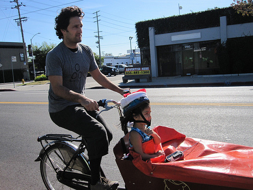 flyingpigeonla: Yes, you can ride a kid in a cargo bike in Los Angeles! Dad takes girl on Main Stree