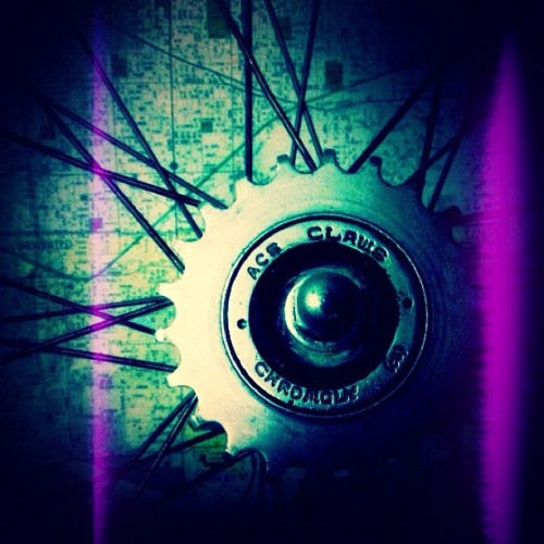 photohunting: gears purple #bike #bicycle #gears #lemecam #lightleak #purple (Taken with instagram)