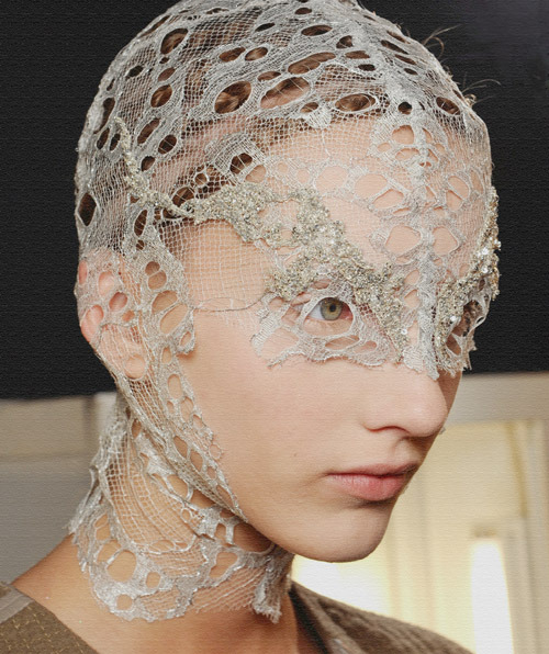 antevorta:Backstage at Alexander McQueen