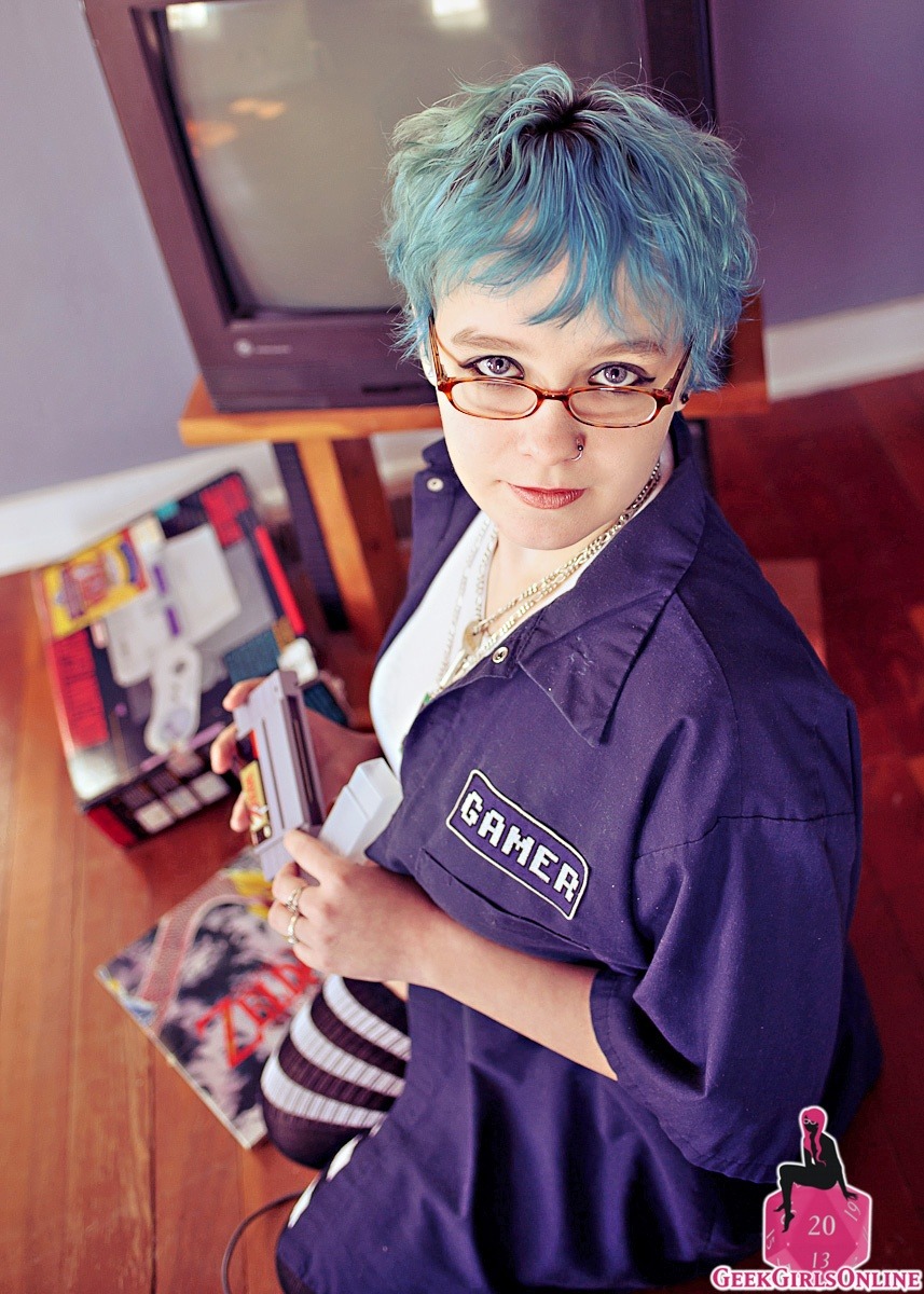 geekgirlsonline:  Welcome Nerdee! She’s adorably sexy and loves Zelda, especially