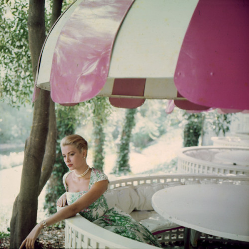 theniftyfifties:Grace Kelly photographed by Tom Palumbo.