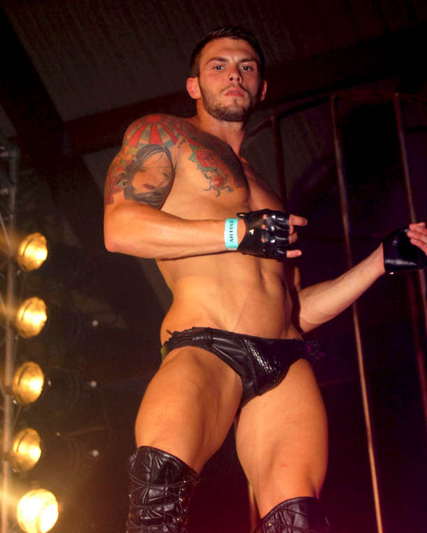 2ette:  Hot with his tattoos and leather gear  :-) 