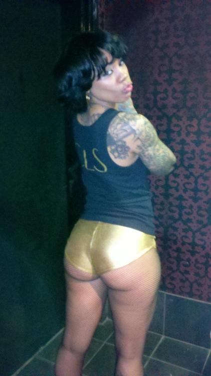 sofreshsothick:  Che Mack   nice body…shame she is defacing it with those big ass wack tats…dont know why hoes do that shit