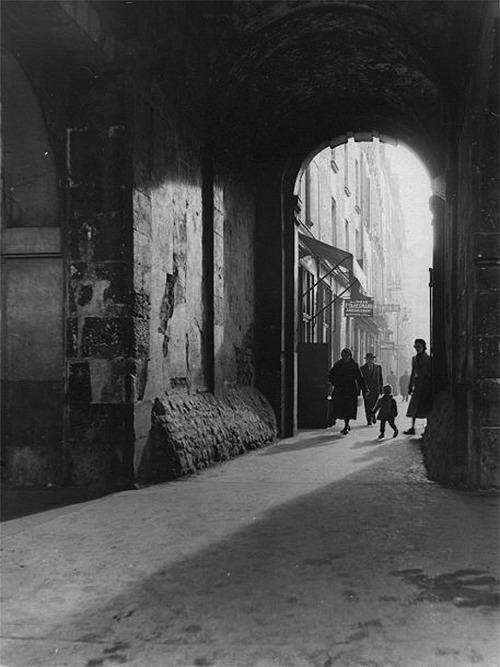 wonderfulambiguity:  Nicolas Yantchevsky, Ruelle à Paris, ca. 1950