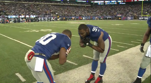 oppositefieldhomeruns:  Justin Tuck was so happy with Victor Cruz’s 74 yard touchdown, that he decided to share his sack celebration with him. XD  OH MY GOODNESS <3
