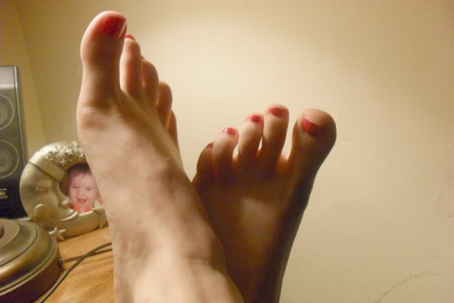 girlyourfeetarecool:  snorl4x:  yep those are my feet.  I dig…