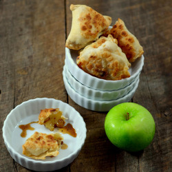 foodopia:  savory apple samosas: recipe here  These look amazing!! Also, follow the tumblr I am reblogging. So much good food all day.