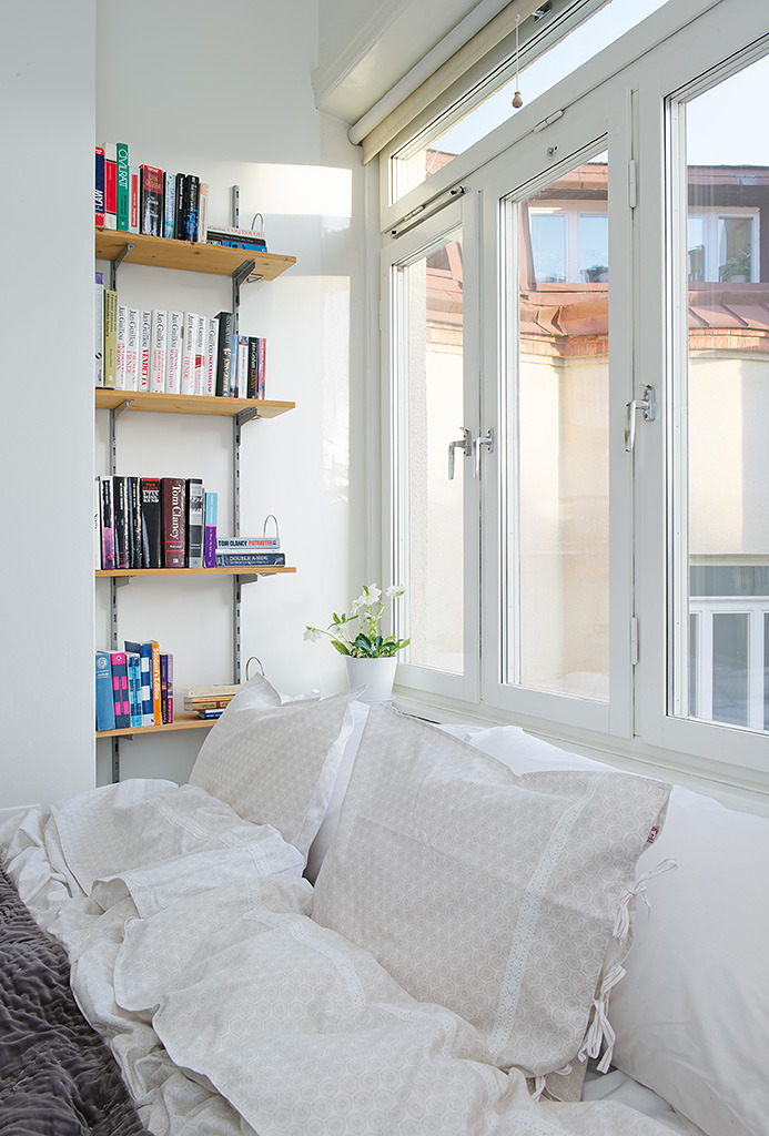 mandarintree:  The windows, the bed, the bookshelf, this is perfection x 