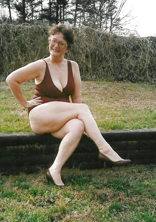http://lovinthickmoms.tumblr.com/post/55684216309