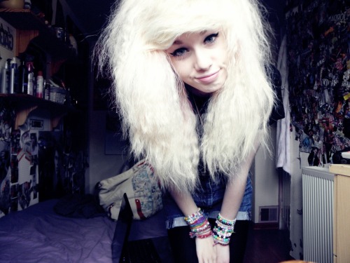bothhandsinherpocket:  found my old memory card oh god