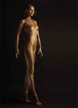 paintedgirls:  AbzalovaSvetlana in gold body paint 