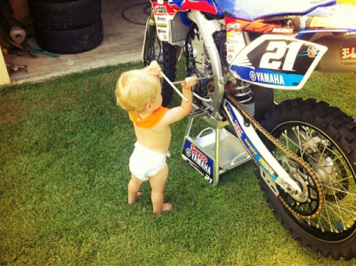 aleven11: Lil bubba hamish workin on uncle Pete’s bike!