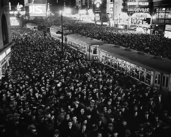  New Years in Times Square, New York. 1938.Bettmann Collection 