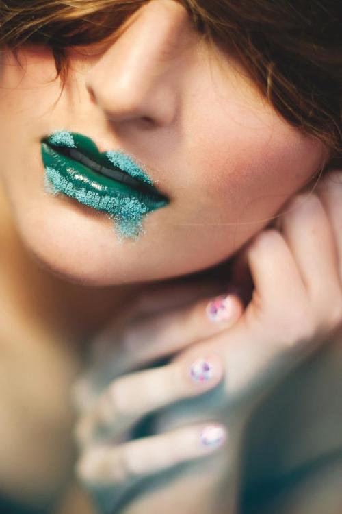 braidsandbrows:Say, “Aah!”Wishbone &amp; The Penny Photography Models:-Purple Rhinestones &amp; Blue